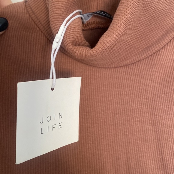 Sleeveless Cropped Turtleneck - Picture 4 of 4